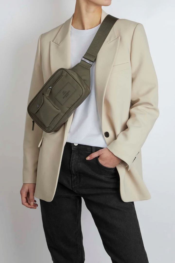 Sac ceinture DarlaMBG pour elle et lui. Monochrome vert olive. Markberg