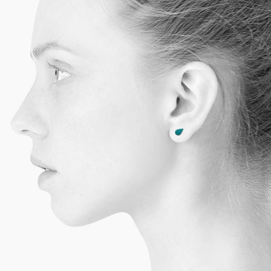 Spot ear studs. Tiny Drop. Silver. Aquamarine green. Scherning Copenhagen