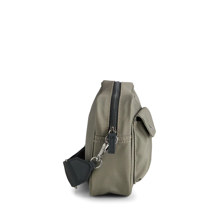 DarlaMBG crossbody water-repellent bag. Medium. Unisex. Olive green. 100% recycled polyester. Markberg
