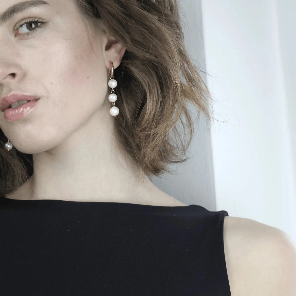 Joy Long Pearl Chain øreringe. 18K guld plating. Dansk Copenhagen