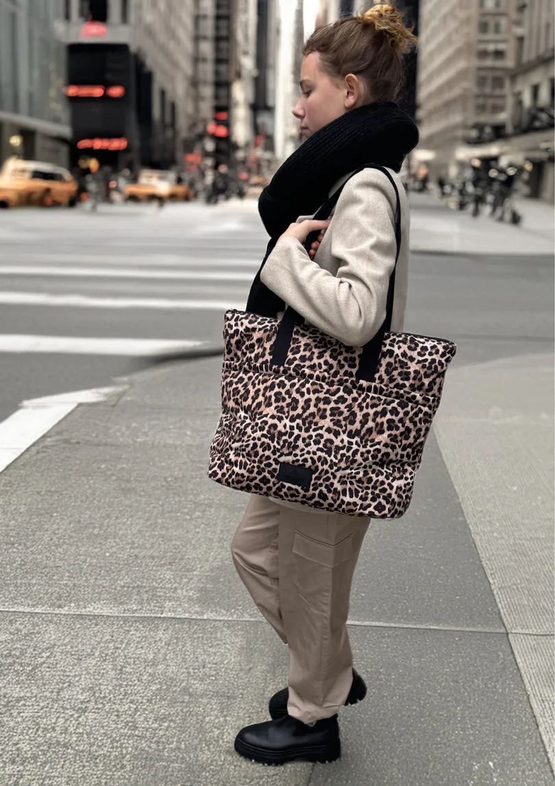 PerryMBG Shopper bag with leopard prints. Black and beige. Recycled polyester. Markberg