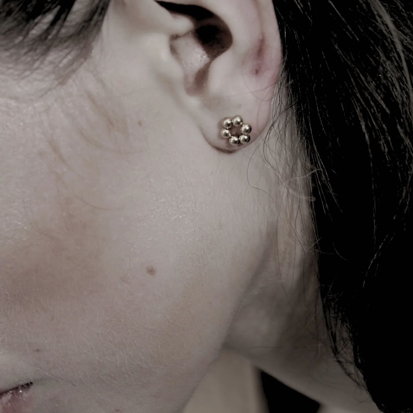 Passion Waterproof Circle Ball øreringe. Guld plating. 18 karat guldbelægning. Dansk Copenhagen