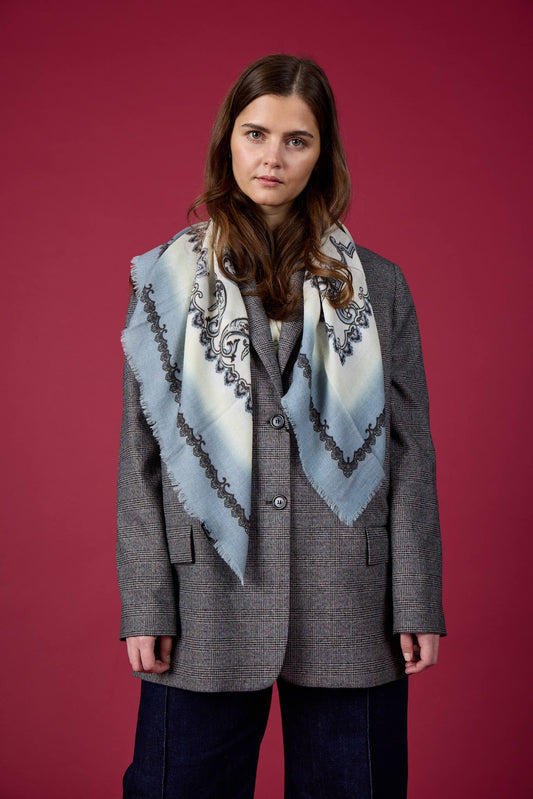 Royal Paisley tørklæde med rå ender.  Unisex. 100% uld. Lyseblå. Bella Ballou