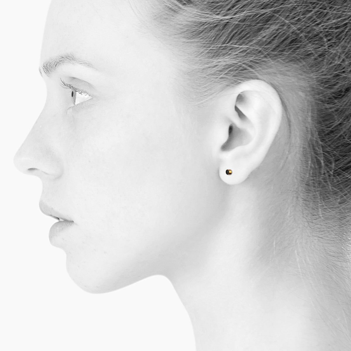 Sign Nano-Ohrstecker. Unisex. Schwarz. Vergoldetes Sterlingsilber. Scherning Kopenhagen