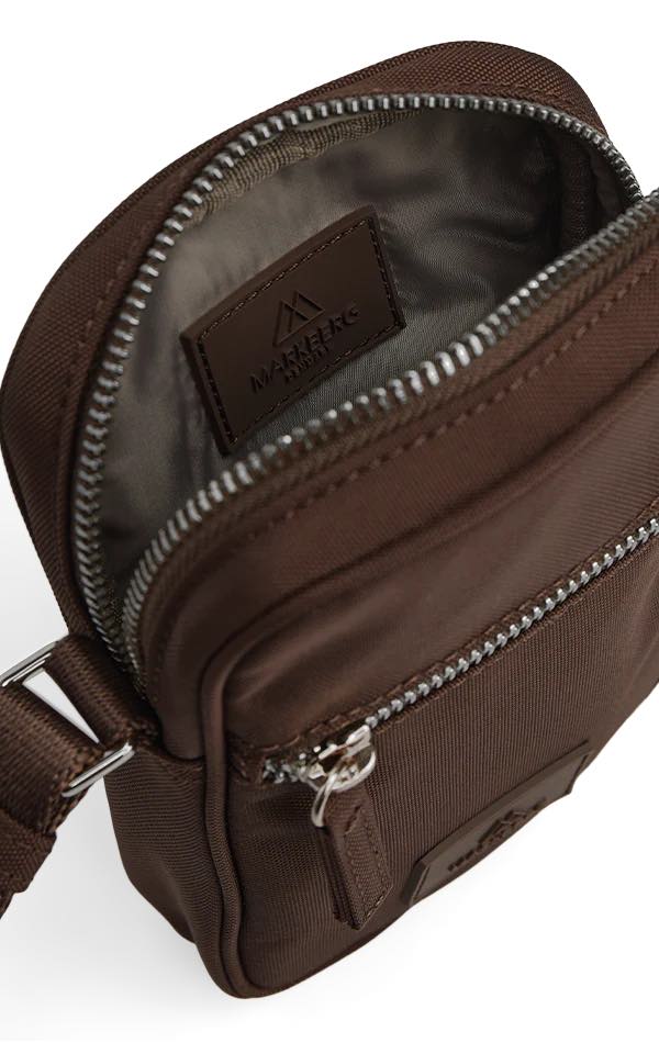 StateMBG Mini Crossbody Mobiltasker. Mørk brun. Recycled polyester. Unisex. Markberg