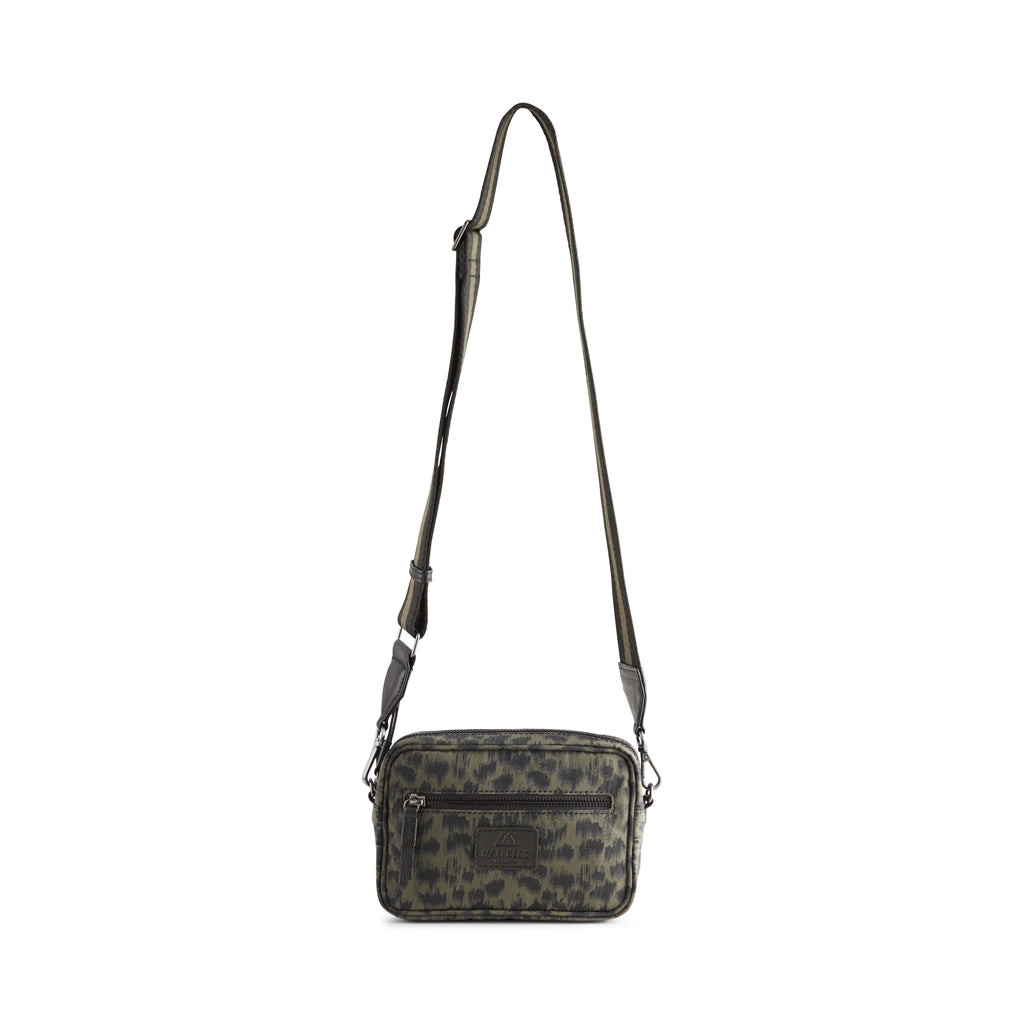 Crossbody vandafvisende taske i 100% recycled polyester. Olive med dyr prints. Markberg