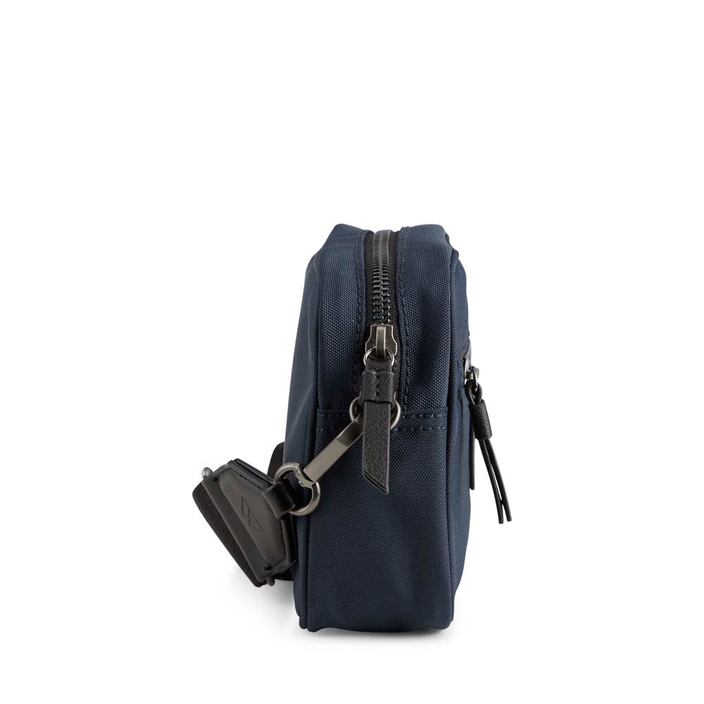 EleaMBG crossbody taske. Navy blå. 100% recycled polyester. Markberg