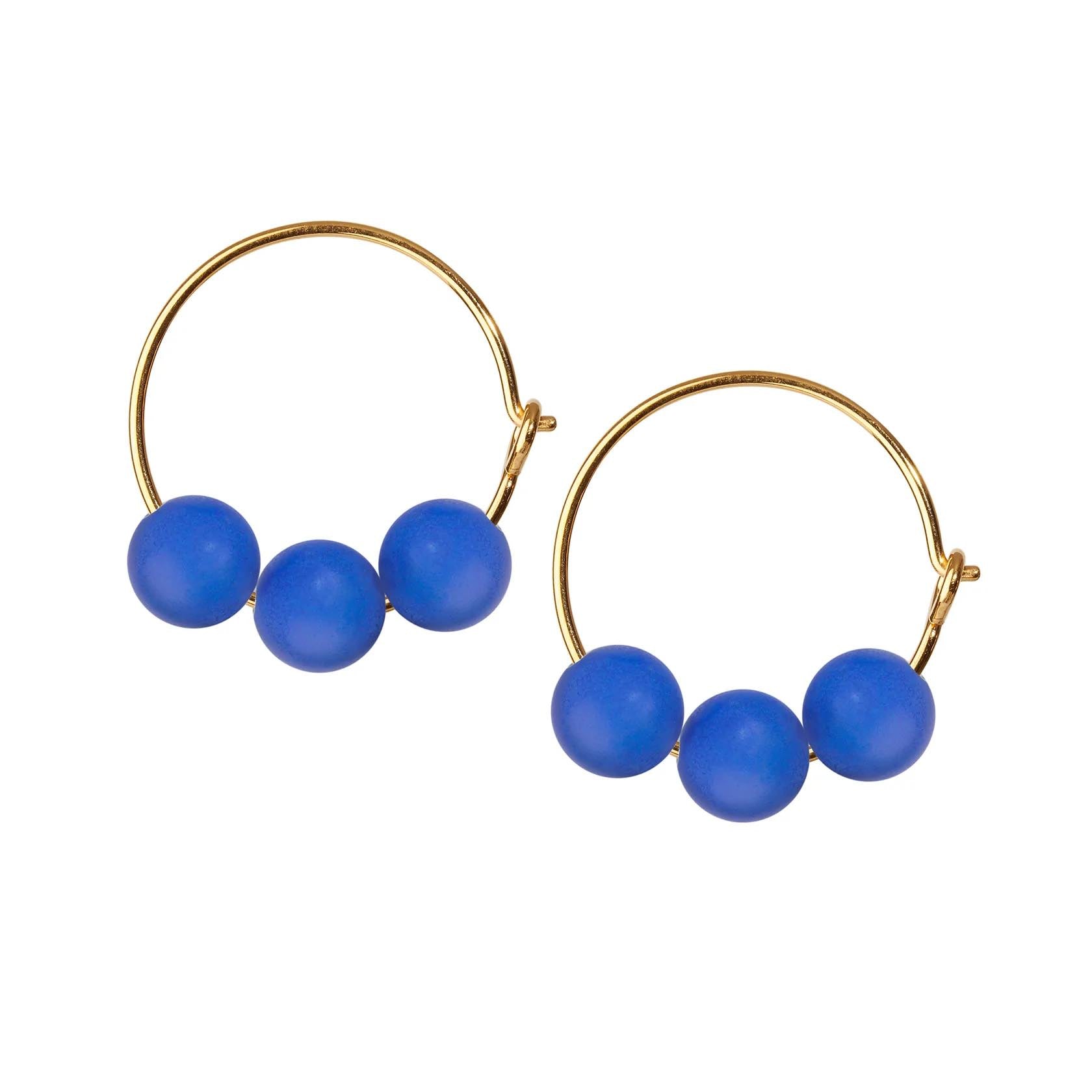 Glow Trio creol øreringe. Kongeblå farve. Porcelæn perler. Forgyldt sterling sølv. Scherning København