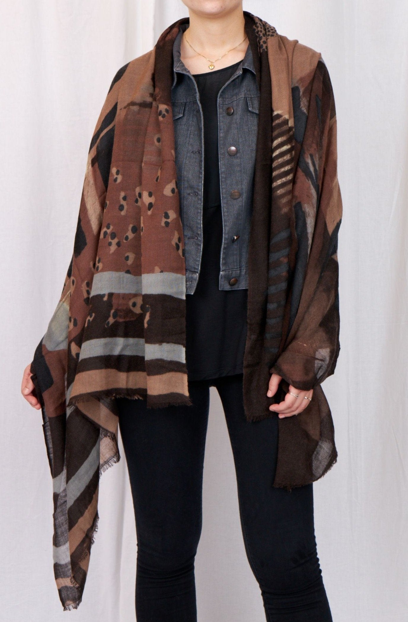 Handmark dametørklæde. 100% uld. Brun. Bella Ballou